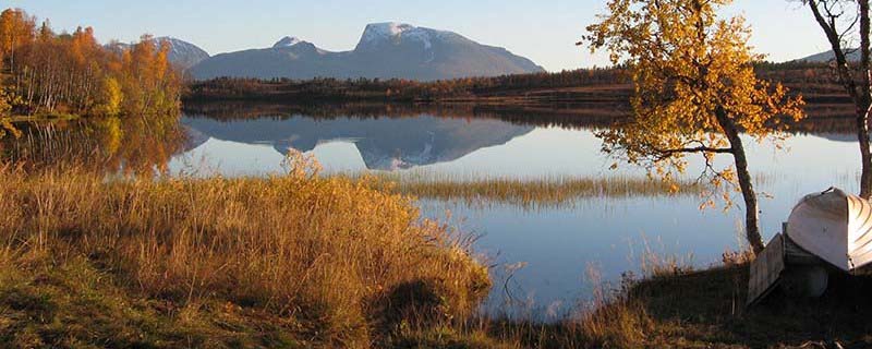 Amber tranquility over Skutvikvatnet (Fjellbygda, Norway)