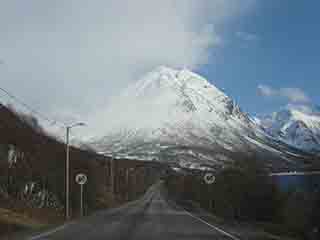 E8 tarmac to rocket up Henrikstinden (Sørbotn, Norway)