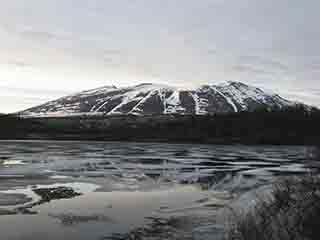 Sandsvatnet thaw-mirrors Kvannfjell (Fjellbygda, Norway)