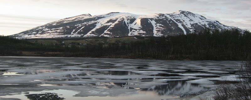 Sandsvatnet thaw-mirrors Kvannfjell (Fjellbygda, Norway)