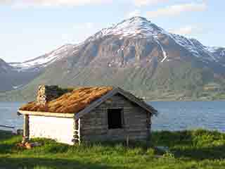 Rustic shed in Balsfjord spring (Tennes, Norway)