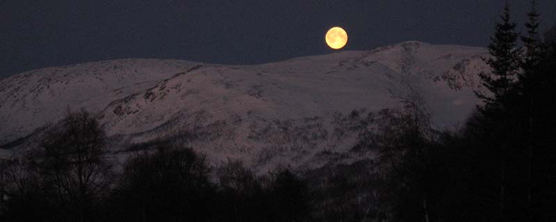 Moon skirts Kvaløya peaks (dark) (From Ansnes, Norway)
