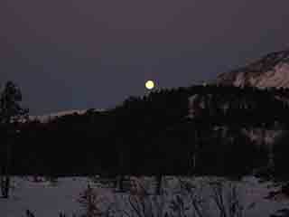 Moon sets over Klemmartindan (dark) (From Spilderbukta, Norway)