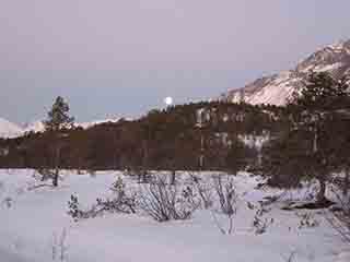 Moon sets over Klemmartindan (auto) (From Spilderbukta, Norway)