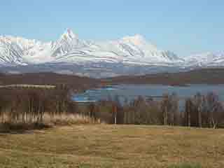 Ice-blue thaw, towards Piggtinden (Over Josefvatnet, Norway)